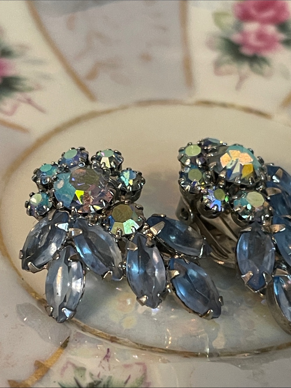 1950’s Weiss Frosted Blue Rhinestone Aurora Borealis Clip-on Earrings - Picture 4 of 12